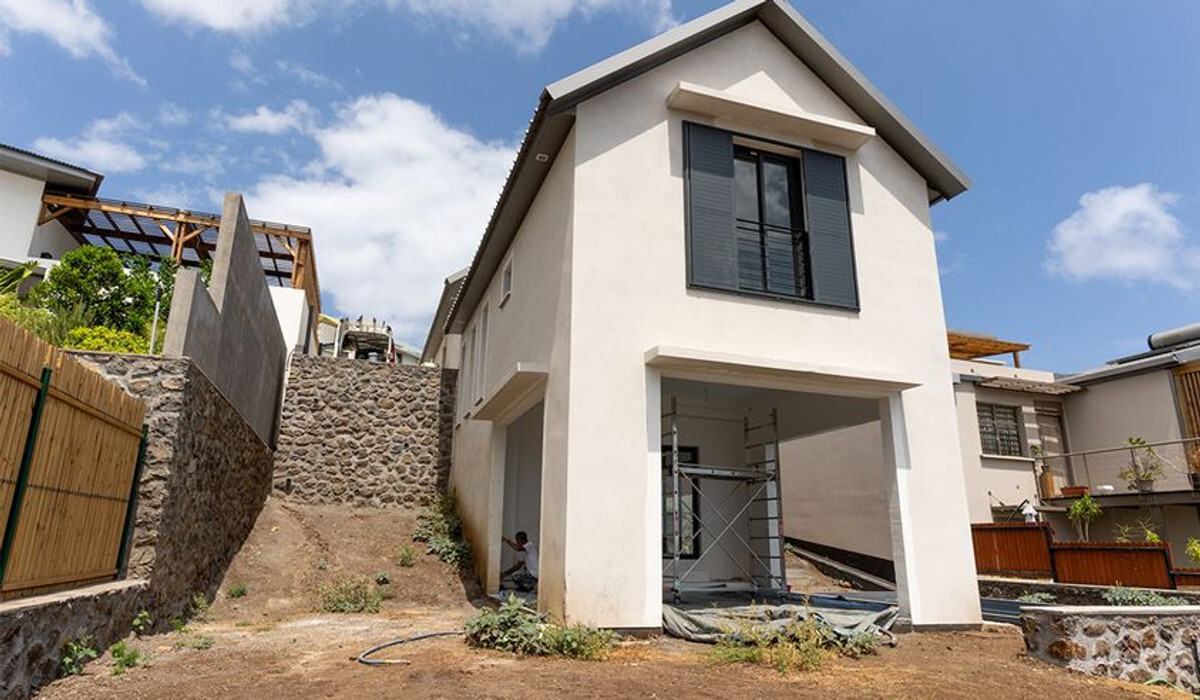 Villa livrée — soutènements en pierre et gros œuvre fini