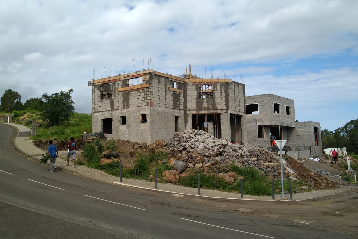 Saint-Laurent, La Possession — structure béton armé, R+1 sur terrain en pente